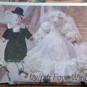 McCall's 4665 gevulde 18-inch varkenspoppen met kleding van Faye Wine bruiloft Vintage Country Craft patroon jaren 90 90 ONBESNEDEN