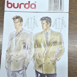 Może przedstawiać: Wzór krawiecki Burda z ilustracjami męskich marynarek. Numer wzoru to 4849, z rozmiarami europejskimi. Logo Burda jest czerwone. Obraz zawiera również kod kreskowy i informacje o rozmiarze.