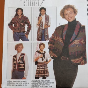 Może przedstawiać: Wzór krawiecki w stylu vintage przedstawiający kobiety w kurtkach, kamizelkach i spódnicy kopertowej. Odzież prezentuje kolorowy geometryczny wzór w odcieniach czerwieni, brązu i niebieskiego. Wzór zawiera instrukcje dla rozmiarów 8 do 16.