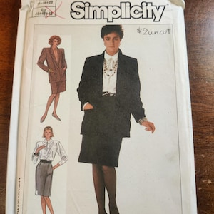 Op de afbeelding: Vintage Simplicity naaipatroon envelop, met illustraties van damespakken. De envelop is wit met het Simplicity logo en het nummer 7224. De tekst "$2 uncut" is zichtbaar. De envelop toont een vrouw in een rokpak.