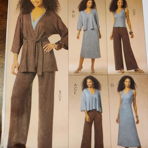 Pode incluir: Uma página de revista de moda com uma mulher modelando peças de guarda-roupa de malha. Os conjuntos incluem um top e calças marrons, um top e saia azuis e um vestido azul sem mangas. O texto diz "THE PERFECT KNIT WARDROBE".