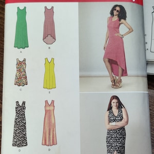 Puede incluir: Un patrón de costura para cinco vestidos diferentes sin mangas. Los vestidos se muestran en varios colores y patrones, incluyendo verde, rosa, amarillo, floral y blanco y negro. El patrón incluye instrucciones para hacer cada vestido.