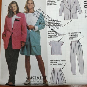 Peut inclure: Un patron de couture avec des illustrations d'un blazer, d'un short, d'un pantalon et d'un t-shirt. Le patron comprend du texte en anglais et en français, avec des instructions pour la parementure d'encolure facile et la taille ajustée.