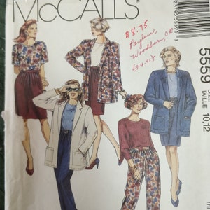 Puede incluir: Un patrón de costura para cuatro atuendos diferentes. El patrón es para las tallas 10-12. El patrón es para una chaqueta, una falda, una blusa y pantalones. El patrón es de McCall's y el número de patrón es 5559.