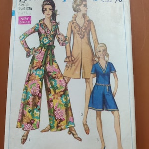 Może przedstawiać: Vintage wykroj Simplicity 7956. Wzór zawiera ilustracje trzech różnych strojów: kombinezonu w kwiaty, długiego płaszcza i niebieskiego kombinezonu. Wzór jest dla rozmiaru 10, obwód klatki piersiowej 82.5 cm.