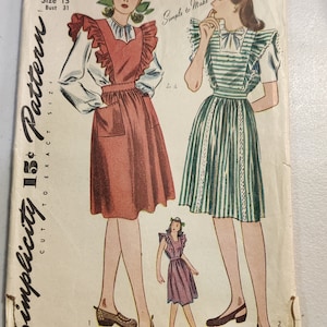 Może przedstawiać: Wzorzec szycia vintage Simplicity do sukienki z falbanką. Wzorzec jest dla rozmiaru 13, obwód klatki piersiowej 31 cali. Wzorzec pokazuje trzy kobiety w sukienkach, jedna w czerwonej, jedna w zielono-białe paski, a jedna w fioletowej. Wzorzec nosi tytuł "Proste do zrobienia".