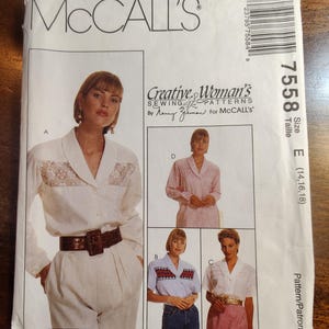 Peut inclure: Un patron de couture McCall's vintage pour une blouse et un pantalon pour femme. Le patron présente plusieurs modèles de blouses, avec des détails comme de la dentelle et une ceinture. Le numéro du patron est 7558, taille E (14,16,18).