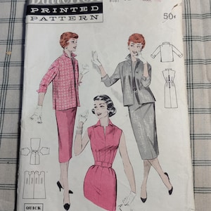 Op de afbeelding: Vintage naaipatroon voor een jurk en een jasje. Het patroon is van Butterick en heeft nummer 7245. Het patroon is voor een borstomvang van 32 en maat 14. Het patroon is gedrukt en kost 50 cent.