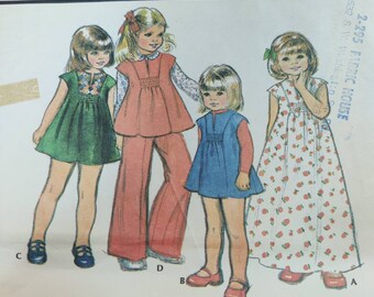 McCall's 5109 Túnica Niño Jumper Maxi Vestido y pantalones Outfit Smoking Smocked Vintage Children's Fashion Sewing Pattern 1970s 70s Size 4