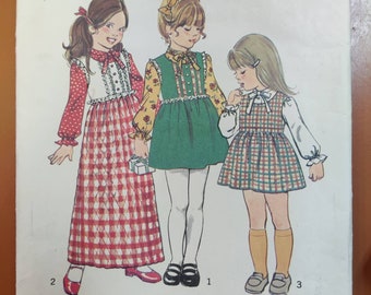 Simplicidad 6637 Vestido sin mangas para niños en dos largos y blusa de manga larga Patrón de costura de moda infantil vintage 1970s 70s Talla 5