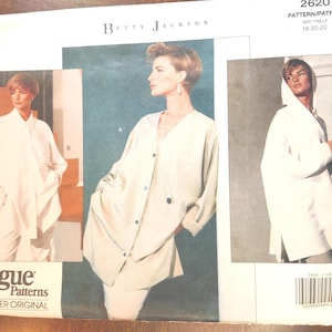 Puede incluir: Un patrón de costura vintage de Vogue Patterns del diseñador Betty Jackson. El patrón presenta tres imágenes de una mujer que usa diferentes estilos de un abrigo largo y holgado. El número de patrón es 2620 y la talla es 18-20-22.