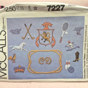 Può includere: Un modello di trasferimento per ricamo McCall's con vari motivi sportivi ed araldici. Il design include una racchetta da tennis, mazze da golf, un cavallo e una corona. Il testo sul modello recita "7227" e "ONE SIZE".