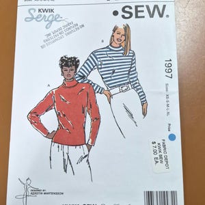 Peut inclure: Un patron de couture Kwik Sew, modèle 1997, avec des illustrations de deux hauts pour femmes. Le patron comprend les tailles XS-XL. Le texte du patron comprend "Serge" et "Fabric Depot".