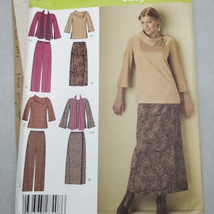 Op de afbeelding: Een naaipatroon voor een top en een rok. Het patroon bevat een top met lange mouwen en een coltrui en een rok met paisley print. Het patroon is verkrijgbaar in de maten 6-14.