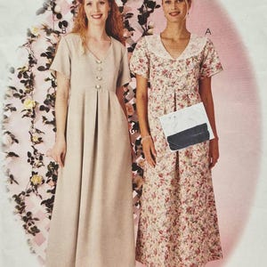 Pode incluir: Duas mulheres modelam vestidos de um padrão de costura. Um vestido é de cor bege lisa com decote em V e detalhes de botões. O outro vestido tem um padrão floral com gola branca. O fundo apresenta decorações florais.