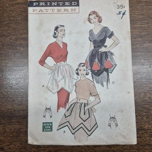 Könnte beinhalten: Vintage Butterick-Druckmusterumschlag. Das Cover zeigt Illustrationen von Frauen, die Schürzen tragen. Der Text enthält "Butterick PRINTED PATTERN" und "QUICK AND EASY". Der Preis ist mit 35¢ angegeben.