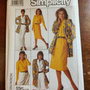 Könnte beinhalten: Simplicity Schnittmuster 9023, Größe WW (18-24), mit einer Jacke mit Sonnenblumenmuster und verschiedenen Outfit-Kombinationen. Das Muster enthält den Text "GO EVERYWHERE".