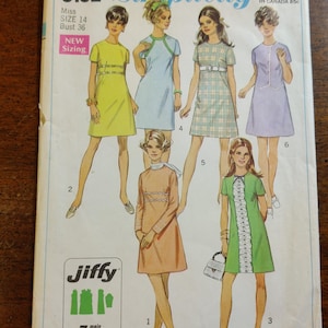 Puede incluir: Patrón de costura Simplicity vintage 8152 con seis diseños de mini-vestidos. La portada muestra ilustraciones de los vestidos en varios colores y patrones. El patrón incluye información de tallas y el logotipo de Jiffy.