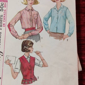 Puede incluir: Patrón de costura vintage con ilustraciones de tres diseños de camisa. Una es a rayas con cinturón rojo, otra es azul claro con bordado, y la tercera tiene un chaleco rojo y una falda a cuadros.
