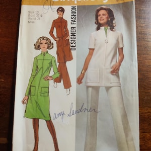 Op de afbeelding: Een vintage Simplicity naaipatroon voor een damesjurk en broek. Het patroon is voor maat 10, met een borstomvang van 82,5 cm en een tailleomvang van 61 cm. Het patroon is getiteld "Designer Fashion" en toont een groene jurk en een witte broek.