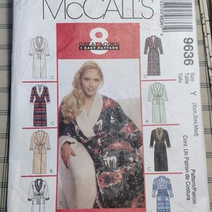 Może przedstawiać: Opakowanie wykroju krawieckiego McCall's z kobietą w kwiatowym szlafroku. Opakowanie zawiera ilustracje różnych wzorów szlafroków, z tekstem "8 Great Looks 1 Easy Pattern" i informacjami o rozmiarze.