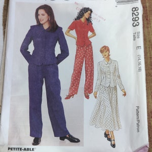 Puede incluir: Un patrón de costura con tres conjuntos de mujer: un traje azul marino, una blusa roja y pantalones florales, y una chaqueta y falda a cuadros blancos. El número de patrón es 8293, talla E (14, 16, 18).