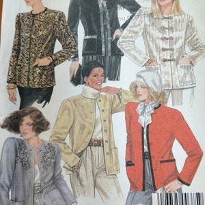Op de afbeelding: Een vintage naaipatroon met illustraties van damesjassen in verschillende stijlen en kleuren. De jassen omvatten een zwarte jas met zilveren afwerking, een beige jas en een rode jas met zwarte afwerking. De tekst "Jacket only" is zichtbaar.