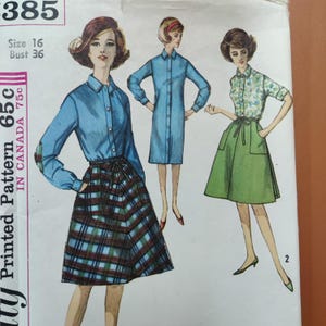 Puede incluir: Patrón de costura vintage para un vestido y una falda. El patrón es para la talla 16 con una medida de pecho de 91 cm. El patrón muestra tres estilos diferentes del vestido y la falda. El vestido es un vestido camisa azul con botones. La falda es una falda envolvente verde con bolsillos. El patrón está impreso en Canadá y cuesta 65 centavos.