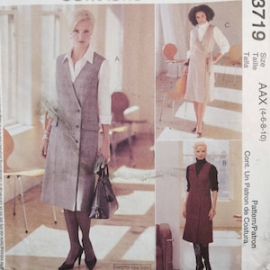 Könnte beinhalten: Schnittmuster mit drei Damenoutfits: eine graue Weste und ein Kleid, ein beiges Wickelkleid und ein bordeauxfarbenes Kleid. Das Muster enthält die Größen AAX (4-6-8-10).