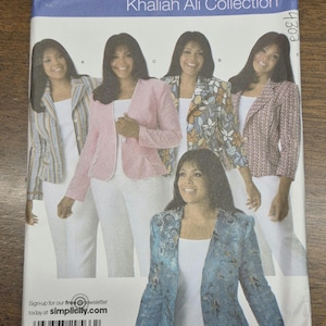 Puede incluir: Patrón de costura Simplicity de la colección Khaliah Ali. El patrón muestra a una mujer con diferentes chaquetas. La talla es GG 26W-32W, con tallas EUR 52-58 y FR 54-60. El logotipo de Simplicity y la dirección del sitio web son visibles.