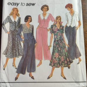 以下が含まれることがあります： 「easy to sew」と書かれたヴィンテージの裁縫パターン。女性用衣類のイラストが描かれています。デザインには、花柄のドレス、ピンクのパンツスーツ、ネイビーブルーのスカートスーツが含まれています。パターンは白い背景にあります。