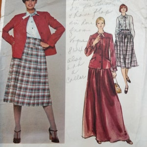 Könnte beinhalten: Vintage Modeillustration mit einer Frau in roter Jacke, kariertem Rock und gestreifter Bluse. Die Illustration zeigt auch ein langes rotes Rock- und Jacken-Ensemble. Das Bild ist ein Schnittmuster von Vogue 8124.