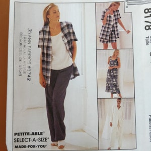 Op de afbeelding: Een naaipatroon voor dameskleding, met een geruit shirt met korte mouwen, een broek, een tanktop, een jurk met bloemenprint en een wit pak. Het patroon bevat de tekst "JO ANN FABRICS #1742" en "PETITE-ABLE SELECT-A-SIZE MADE-FOR-YOU".
