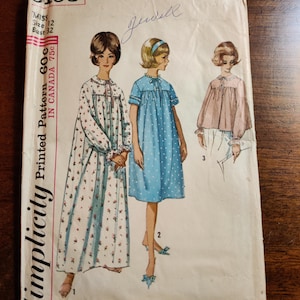 Könnte beinhalten: Vintage Simplicity Schnittmuster für ein Nachthemd. Das Schnittmuster ist für eine Größe 12, Brustumfang 32. Das Schnittmuster zeigt drei verschiedene Stile von Nachthemden, eines mit Blumenmuster, eines mit Punkten und eines mit einer einfarbigen Farbe. Das Schnittmuster ist in gutem Zustand und wurde verwendet.