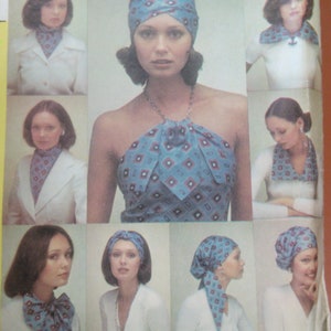 Può includere: Un modello di cucito vintage che mostra una donna che indossa una sciarpa blu e bianca a motivi in nove modi diversi. Il modello è intitolato "Different Ways" e include dettagli in una busta.