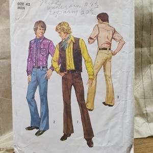Peut inclure: Une pochette de patron de couture Simplicity 5048, taille 42. Le devant présente des illustrations de trois tenues : une chemise à motifs violet avec un pantalon bleu évasé, une chemise jaune avec un gilet sombre et un pantalon marron, et une chemise rayée avec un pantalon beige.