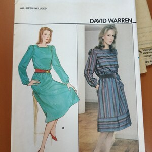 Op de afbeelding: Een naaipatroon voor een jurk met twee verschillende stijlen. Het patroon is van Butterick en is ontworpen door David Warren. Het patroonnummer is 4584.