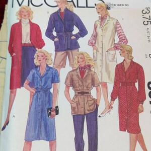 Puede incluir: Un patrón de costura vintage con ilustraciones de diseños de ropa de mujer. Los diseños incluyen un abrigo rojo, una chaqueta vaquera con pantalones cortos, un vestido abotonado, una camisa safari color canela con pantalones y un vestido de lunares rojo.