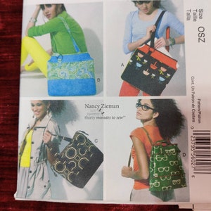 Peut inclure: Quatre patrons de couture différents pour des sacs. Les patrons sont pour un sac fourre-tout avec un imprimé floral, un sac fourre-tout avec un imprimé géométrique, un sac fourre-tout avec un imprimé paisley et un sac à dos avec un imprimé lunettes. Les patrons sont de la ligne "ten twenty thirty minutes to sew" de Nancy Zieman.