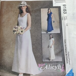 Puede incluir: Un patrón de costura para un vestido de novia con escote de pico y falda larga. El patrón incluye tres vistas diferentes del vestido, una con sombrero, una con mangas cortas y otra con mangas largas. El patrón es para la talla 18.