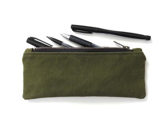 Estuche para lápices de lona militar reciclada con cremallera.