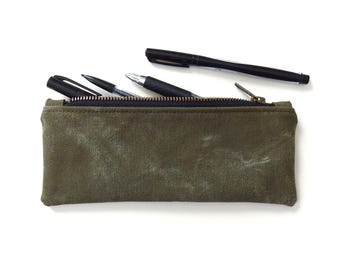 Estuche para lápices de lona militar reciclada con cremallera.