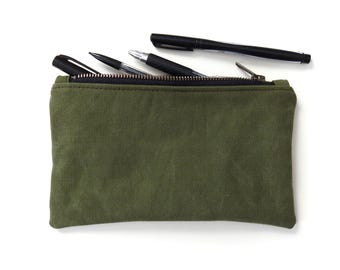 Estuche de lona militar reciclada, tamaño mediano con cremallera
