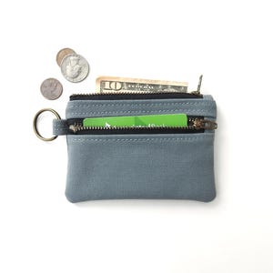 Monedero con llavero de lona azul grisáceo y monedero con doble cremallera