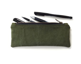 Estuche para lápices de lona militar reciclada con cremallera.