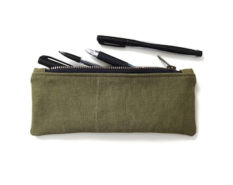 Estuche para lápices de lona militar reciclada con cremallera.