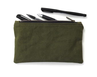 Estuche de lona militar reciclada, tamaño mediano con cremallera