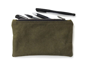 Estuche de lona militar reciclada, tamaño mediano con cremallera