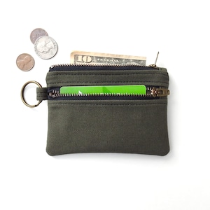 Monedero con llavero de lona verde oliva y monedero con doble cremallera