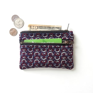Monedero rojo marino con doble cremallera y tela vintage.